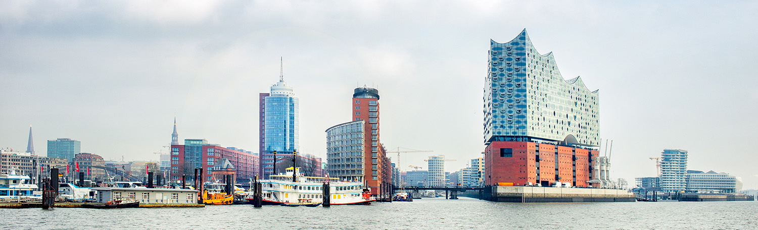 Blick über die Elbe auf die Hamburger HafenCity mit der Elbphilharmonie